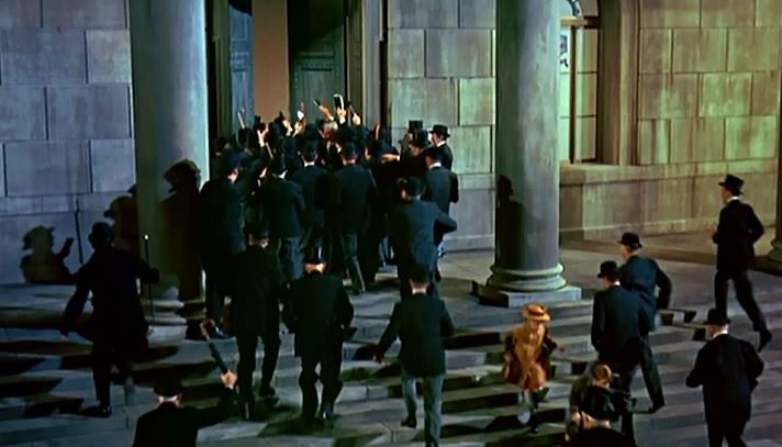 电影《欢乐满人间》中的银行挤兑的场景（1964年）